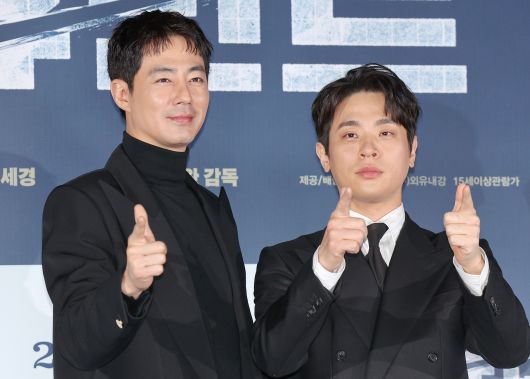 배우 조인성(왼쪽)과 박정민이 12일 서울 광진구 롯데시네마 건대입구점에서 열린 영화 '휴민트' 제작보고회에서 포즈를 취하고 있다. /연합뉴스