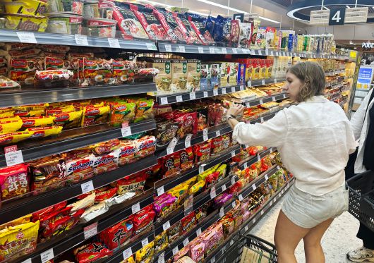 2025년 1월 26일 인도네시아 발리 한 마트에서 한 관광객이 한국라면을 고르고 있다./김동환 기자