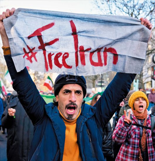 AP 연합뉴스베를린에선… “이란에 자유를” 시위 지지 집회  지난 10일 독일 베를린에서 열린 이란 시위 지지 집회에서 한 남성이 ‘이란에 자유를’이라고 적힌 천을 들고 있다. 유럽연합(EU) 주요 국가에서도 무력 진압을 규탄하는 목소리가 높아지고 있다.