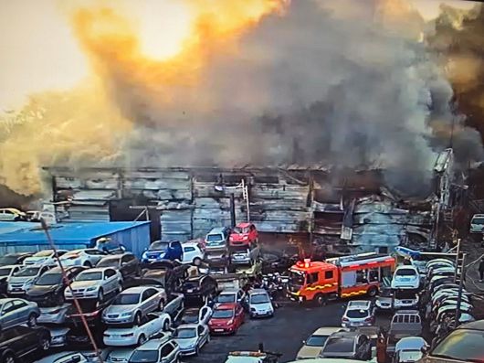 12일 오전 불이 난 경남 거제시 장평동의 폐차장. /독자제공