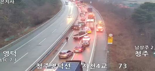 10일 오전 서산영덕고속도로 남상주 부근에서 다중 추돌 사고가 발생해 운전자 등 4명이 숨졌다./한국도로공사 CCTV