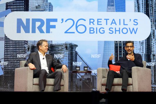 11일(현지 시각) 순다르 피차이 구글 CEO(오른쪽)가 미 뉴욕에서 열린 소매업 관련 행사 NRF에서 존 퍼너 월마트 미국 사업 CEO(왼쪽)와 미래 쇼핑에 대해 이야기를 나누고 있다. /로이터 연합뉴스