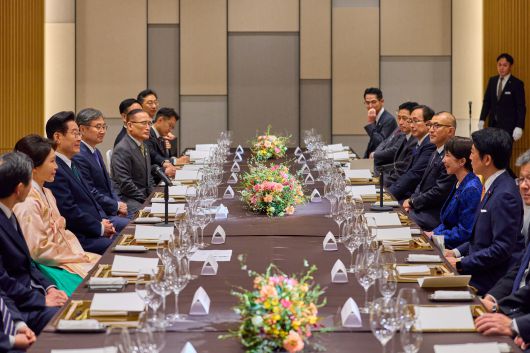 이재명 대통령과 김혜경 여사가 13일 일본 나라현의 한 호텔에서 열린 한일 정상 만찬에서 다카이치 사나에 일본 총리의 발언을 듣고 있다./연합뉴스