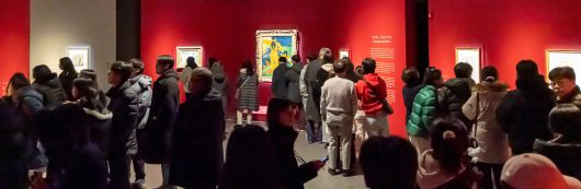 주말인 지난 11일 오전 서울 용산 국립중앙박물관 특별전 ‘인상주의에서 초기 모더니즘까지, 빛을 수집한 사람들’ 전시장이 오픈런 관람객들로 북적이고 있다. 작품 해설까지 꼼꼼하게 읽으며 감상하는 학구파 관람객이 많이 보인다. /김지호 기자