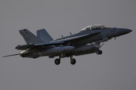 미 해군이 운용하는 첨단 전자전기인 EA-18 그라울러. 미 군사전문가들은 공격 초기에 먼저 그라울러와 F-35의 전자전 장비들이 적의 레이더를 눈 멀게 하고 위치를 추적 파괴해, 미 전투기와 헬기들의 길을 열었을 것으로 본다.