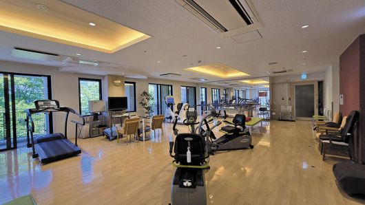 일본 효고현의 양로원 '고베 스마 기라쿠엔'에 설치한 피트니스시설은 재활이 필요한 고령자가 언제든지 쓸 수 있다. /경관디자인 공유