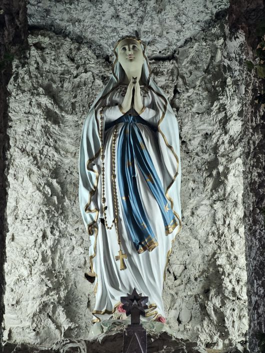 음성 감곡성당의 성모상. 자세히 살피면 6.25전쟁 당시의 총알 자국이 여러 개 있다. 박아림 교수는 '강렬한 위로를 주는 성모상'이라고 말했다. /박아림 교수 제공