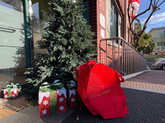 크리스마스이브였던 지난달 24일 밤 서울 용산구 동자동의 한 보육원 앞에 시민 2명이 몰래 아이들을 위한 과자를 담은 산타 자루를 두고 갔다./독자 제공