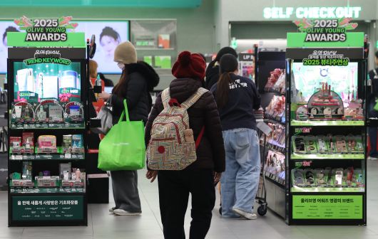 지난달 16일 인천 영종도 인천국제공항의 한 올리브영 매장의 모습./연합뉴스