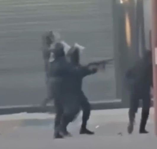 이란 군경이 반정부 시위대를 향해 총을 겨누는 모습./ 워싱턴포스트(WP)