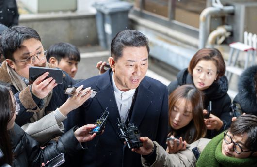 김병기 더불어민주당 전 원내대표가 2026년 1월 12일 서울 여의도 민주당사에서 열리는 윤리심판원 회의에 출석하고 있다. /김지호 기자