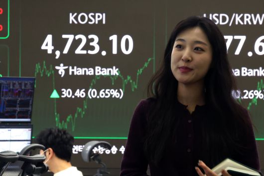 코스피 지수가 사상 처음으로 4700선을 돌파한 14일 오후 서울 중구 하나은행 본점 딜링룸 현황판에 전 거래일 대비 30.46포인트(0.65%)상승한 4,723.10을 나타내고 있다. 2026.1.14/뉴스1 ⓒ News1 이광호 기자