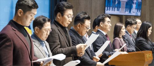 연합뉴스국민의힘 모임인 ‘대안과 미래’ 소속 의원들이 14일 기자회견을 열고 장동혁 대표 등 지도부에 “한동훈 전 대표에 대한 제명 결정을 재고해 달라”고 촉구하고 있다.
