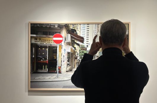 전시된 자신의 사진 앞에서 사진 찍는 포즈를 취하는 박용만 작가./김민정 기자