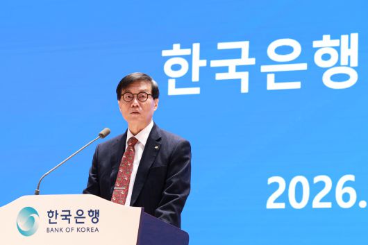 이창용 한국은행 총재가 지난 2일 오전 서울 중구 한국은행에서 열린 시무식에서 신년사를 발표하고 있다. 이 총재는 당시 "올해 한국의 경제성장률은 1.8%로 예상되지만 IT 부문을 제외하면 성장률이 1.4%로 내려갈 전망"이라고 했다. /한국은행