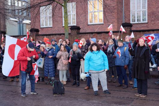 14일 덴마크 코펜하겐 소재 미국 대사관 앞에서 덴마크 시민들이 '그린란드는 그린란드인의 것'이라는 슬로건 아래 시위하고 있다. /로이터 연합뉴스