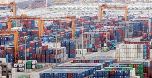 한국의 지난해 수출은 전년보다 늘었지만 반도체 부문을 제외한 수출은 오히려 줄었다. 사진은 최근 이날 경기 평택시 포승읍 평택항에 수출용 컨테이너가 쌓여있는 모습. /뉴스1