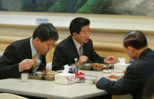 노무현 전 대통령이 청와대 경호실을 방문하여 구내식당에서 직원들과 식사하고 있다./ 노무현 사료관