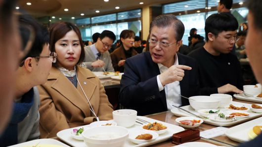 문재인 대통령이 2020년 7월 17일 구로디지털단지 내 에이스하이엔드타워 구내식당을 깜짝 방문해 직장인들과 점심식사를 하고 있다./조선일보 DB