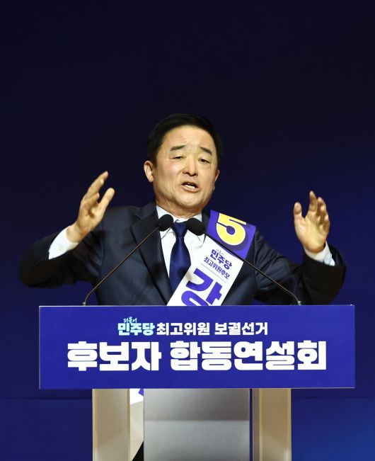 강득구 더불어민주당 의원이 지난 11일 최고위원 보궐선거에서 정견 발표를 하는 모습. 그는 이 선거에서 최고위원으로 선출됐다.  /뉴시스