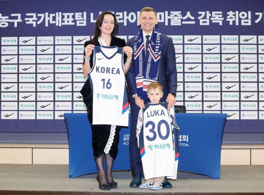 남자 농구 국가대표팀을 이끌게 된 니콜라이스 마줄스 감독이 16일 서울 중구 프레스센터에서 열린 취임 기자회견에서 유재학 KBL 경기본부장으로부터 유니폼을 전달받은 뒤 아내, 아들과 함께 기념 촬영을 하고 있다. /뉴스1