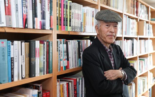 지난해 12월 11일 경기도 분당의 한 작업실에서 삼국지 인물론을 책으로 펴낸 한형수 시립대 명예교수가 본지와 인터뷰하고 있다. /고운호 기자