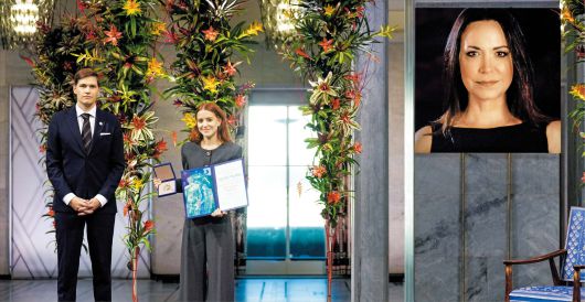 지난달 10일 노르웨이 오슬로에서 열린 노벨평화상 시상식에서 올해 수상자 마리아 코리나 마차도(오른쪽 사진)를 대신해 상을 받은 딸 아나(가운데)가 상장과 메달을 들어보이고 있다. 베네수엘라 민주화 지도자인 마차도는 정권으로부터 신변 위협을 받고 있어 시상식 참석 여부가 관심을 모았다. 마차도는 시상식 이후 노르웨이에 도착했다. 요르겐 바트네 프뤼드네스(왼쪽) 노르웨이 노벨위원회 위원장은 “그(마차도)가 안전하며 이곳 오슬로에 곧 우리와 함께 있게 될 것이라는 사실을 확인하게 돼 기쁘다”고 했다. /AP 연합뉴스