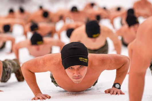 지난 15일 해병대 특수수색여단 장병들이 내한 극복을 위한 체력 단련을 실시하고 있는 모습. /해병대