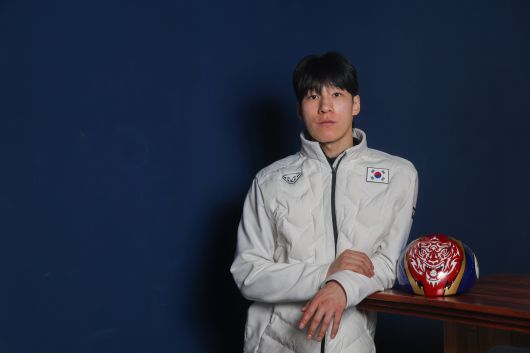 밀라노 코르티나 동계 올림픽 출전을 준비 중인 남자 쇼트트랙 대표팀 맏형 황대헌이 포즈를 취했다. /장련성 기자