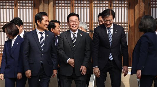 이재명 대통령이 16일 청와대 상춘재에서 열린 정당 지도부 초청 오찬에서 기념촬영을 마치고 정청래 더불어민주당 대표, 조국 조국혁신당 대표와 나란히 이동하고 있다./뉴스1