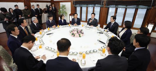 이재명 대통령이 16일 청와대 상춘재에서 열린 정당 지도부 초청 오찬에서 발언하고 있다./연합뉴스