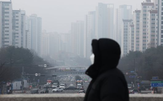 16일 초미세먼지 주의보가 발령 중인 경기도 수원시 영통구 봉영로 일대가 뿌옇다. /연합뉴스