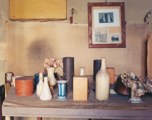 조리지오 모란디의 화실 풍경,. 기리는 어떤 연출이나 보조 조명 없이 화가들의 물건들이 배치된 스튜디오를 즐겨 촬영했다. Bologna, Studio of Giorgio Morandi series, 1989-1990, C-print, 19.5×24.2cm, © Heirs of Luigi Ghirri