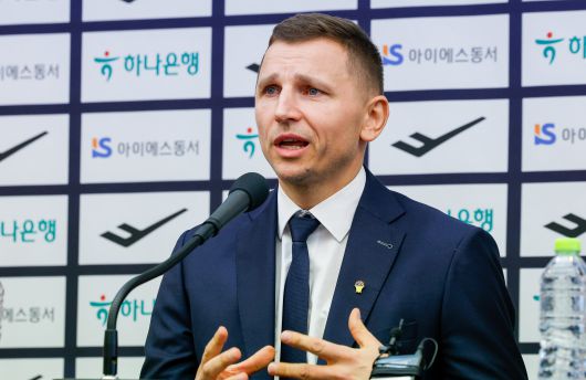 남자 농구 국가대표팀을 이끌게 된 니콜라이스 마줄스 감독이 16일 서울 중구 프레스센터에서 취임 기자회견을 하고 있다. /뉴스1