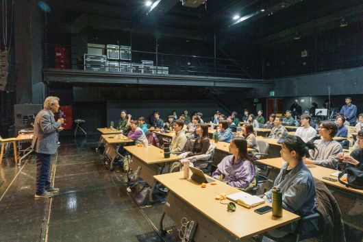 '연극내일 프로젝트'에 참여한 젊은 연극 배우들 앞에서 특강하는 박근형 배우. /한국문화예술위원회
