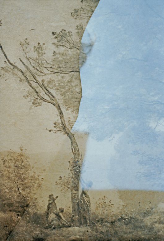 그림 위에 반사된 유리의 일부가 마치 푸른 하늘이 그려진 것 같은 착시를 일으킨다. 기리는 이렇게 광선에 의해 반영된 이미지를 즐겨 찍었다. Modena, Still Life series, 1978, C-print, 36×24.6cm, © Heirs of Luigi Ghirri