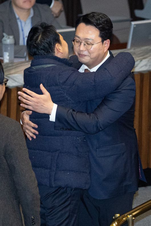 천하람 개혁신당 원내대표가 16일 서울 여의도 국회에서 열린 제431회 국회(임시회) 제1차 본회의에서 윤석열·김건희에 의한 내란·외환 및 국정농단 행위의 진상규명을 위한 특별검사 임명 등에 관한 법률안(2차 종합 특검)에 대한 무제한 토론(필리버스터)을 마친 후 장동혁 국민의힘 대표와 포옹하고 있다. /뉴스1