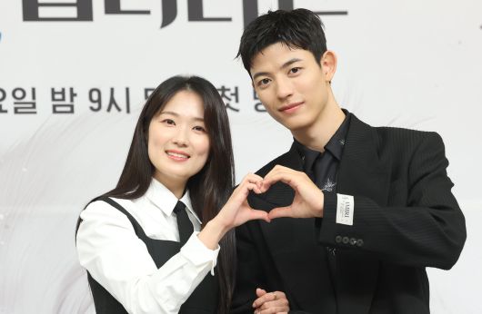 배우 김혜윤과 로몬(오른쪽)이 16일 서울 양천고 목동SBS에서 열린 새 금토드라마 '오늘부터 인간입니다만' 제작발표회에 참석해 포즈를 취하고 있다. /뉴스1