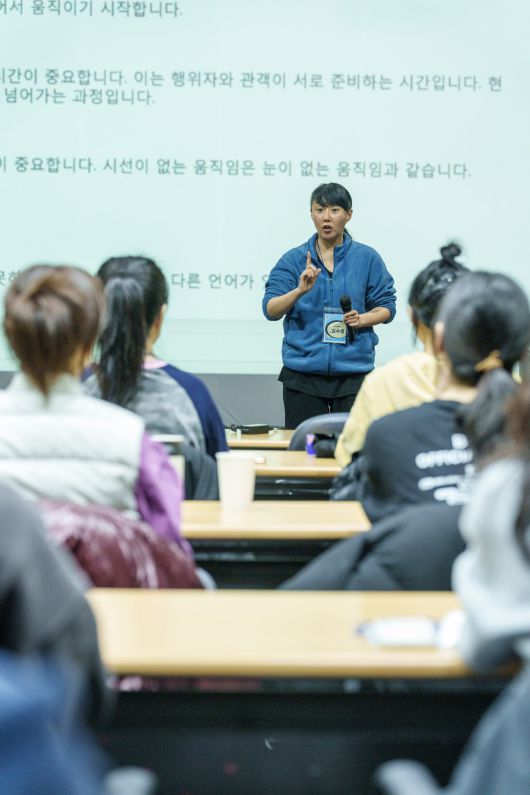 13일 '연극내일 프로젝트' 연극캠프에서 배우의 움직임에 관해 강의하는 극단 신세계 대표 김수정 연출가. /한국문화예술위원회
