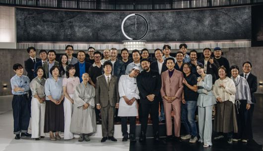 '흑백요리사2' 결승전에서 참가자들이 찍은 단체 사진. 최강록과 이하성 셰프의 결혼식에 분홍색 정장을 입은 안성재 셰프가 친정어머니로 참석한 것 같다는 이야기가 나왔다. /넷플릭스