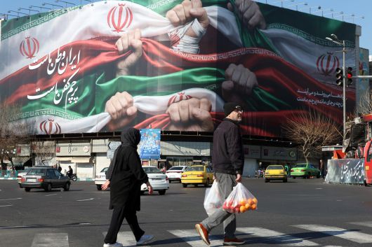 16일 이란 테헤란 엔겔라브 광장에서 이란인들이 페르시아어로 '이란은 우리의 조국이다'라고 쓰인 상점 간판 앞을 지나고 있다. 반정부 시위가 격화되는 가운데, 이란은 1월 8일부터 시작된 전국적인 인터넷 차단 상태를 거의 완전히 유지하고 있다./EPA 연합뉴스
