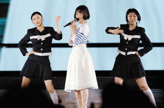 걸그룹 뉴진스 멤버 하니가 2024년 6월 26일 일본 도쿄돔 공연에서 1980년대 일본 인기 가수 마쓰다 세이코의 ‘푸른 산호초’를 부르고 있다./어도어