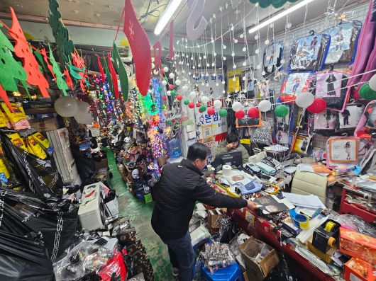 8일 오후 1시 30분쯤 서울 종로구 동대문 문구 완구 도매 종합시장에 위치한 파티용품 전문점 ‘빵파레’ 사장 이상명(67) 씨가 영화 '귀멸의 칼날'에 등장한 피규어를 포장하고 있다./원종빈 기자