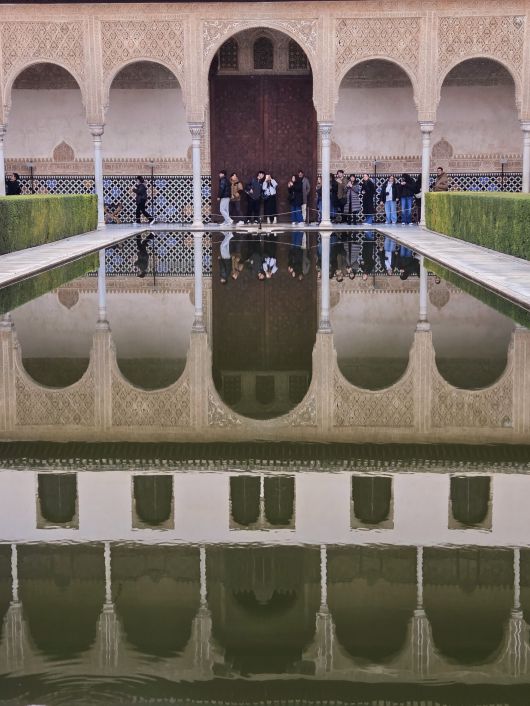 그라나다 알함브라에는 궁이 여럿이지만 대칭과 반사미가 돋보이는 코마레스 궁 '거울 안뜰'이 대표적 사진 스팟이다. /박은주 기자