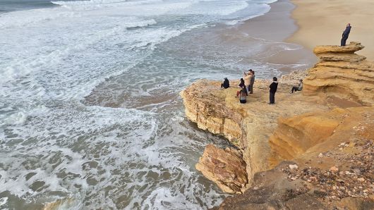 나자레의 노스비치에는 겨울이 깊어질수록 서퍼와 관람객이 줄을 잇는다. /박은주 기자