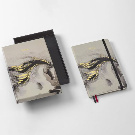 몰스킨은 ‘이어 오브 홀스 리미티드 에디션’. 손의 마찰 온도에 반응하는 열감응 잉크 커버가 특별하다. 몰스킨.