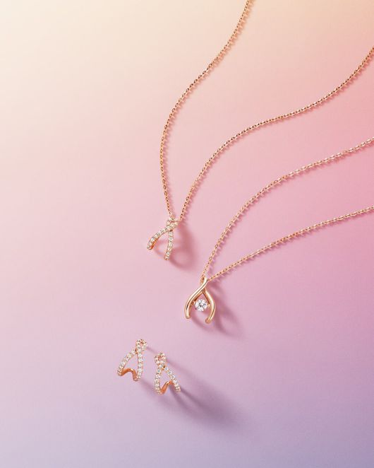 제이에스티나의 홀스슈(horseshoe: 말발굽) 모티브의 럭키 참. 제이 에스티나.