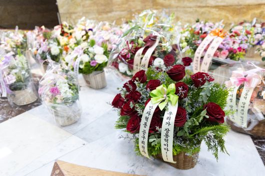 국민의힘 장동혁 대표가 18일 민주당의 통일교 및 공천뇌물 특검 수용을 촉구하며 4일째 단식을 하는 가운데 장 대표를 응원하는 꽃바구니가 국회 본청 로텐더홀에 놓여있다./뉴스1