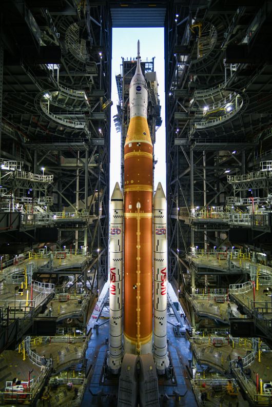 미국 항공우주국(NASA)의 우주발사시스템(SLS) 로켓이 2026년 1월 17일(현지시간) 미국 플로리다주 케네디 우주센터에서 차량조립동(VAB) 을 출발해 발사대 39B로 이동하고 있다. SLS 로켓에는 NASA 우주비행사 3명과 캐나다우주국(CSA) 소속 우주비행사 1명이 탑승하는 오리온(Orion) 유인 우주선이 실려 있으며, 이들은 약 10일간 달을 한 바퀴 돌아 지구로 귀환하는 아르테미스 2 임무를 수행할 예정이다. 이번 임무는 1972년 아폴로 17호 이후 50여 년 만에 이뤄지는 달로 향하는 유인 비행이다./UPI 연합뉴스