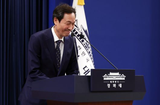 6·3 지방선거 강원도지사 선거 출마를 위해 사직하는 우상호 정무수석이 18일 청와대에서 브리핑 뒤 인사하고 있다./연합뉴스